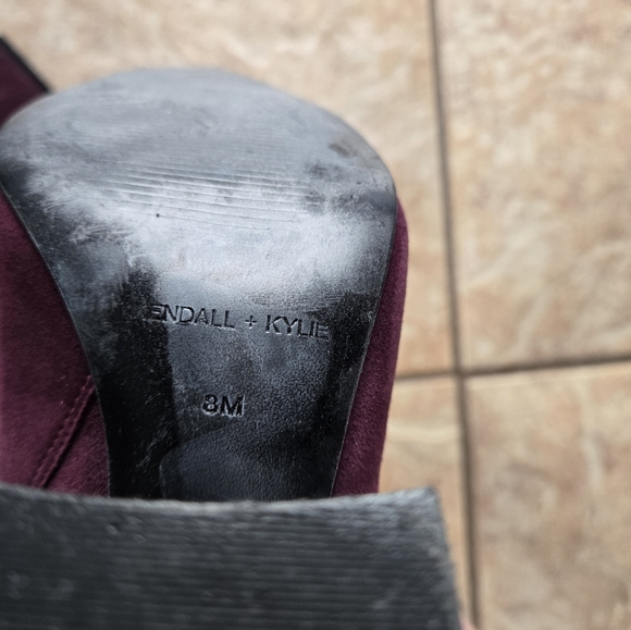 🔥🔥🔥SALE🔥🔥🔥Kendall & Kylie Burgundy Suede Booties - Picture 4 of 4